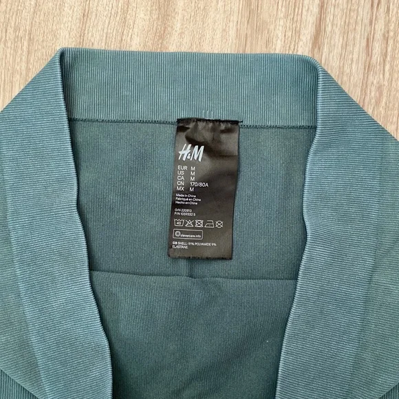 H&M Ribbed Biker Shorts - Picture 2 of 3